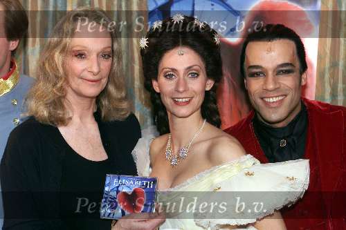 Scheveningen 4 november 1999
Uitreiking CD ELISABETH
Prinses Stephanie Marie EVA zu Windisch Graetz geboren te Brussel 17 januari 1939 samen met Pia Douwes en Stanley Burleson
