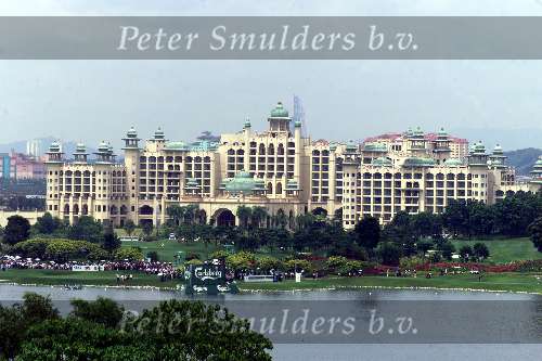 Kuala Lumpur 18 november 1999
World Cup Golf 1999
The Mines Resort City, Maleisie
HOLE 14
Hotel golden Horses op achtergrond