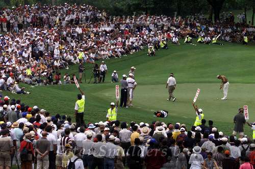 Kuala Lumpur Maleisie 20 November 1999
World Cup Golf 1999
Tiger Woods met veel publiek op hole 18
Op de The Mines Resort City Golfclub
Golfen Maleisie