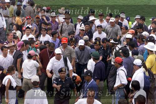 Kuala Lumpur Maleisie 20 November 1999
World Cup Golf 1999
Tiger Woods met veel publiek en politie na afloop van de derde ronde. Security  Beveiliging
Op de The Mines Resort City Golfclub
Golfen Maleisie