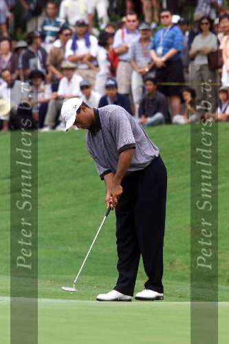 Kuala Lumpur Maleisie 20 November 1999
World Cup Golf 1999
Tiger Woods puttend op de green van hole 9
Op de The Mines Resort City Golfclub
Golfen Maleisie