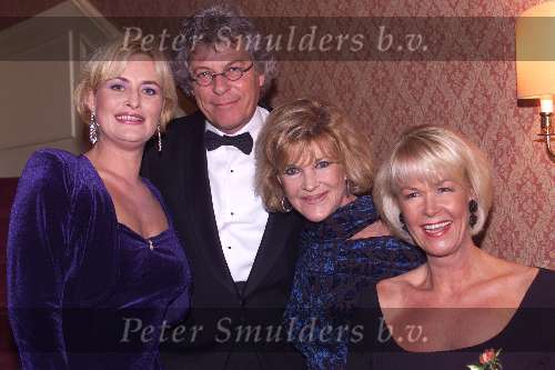 8 November 1999
Gala Parel van Nederland in hotel Krasnaplosky in Amsterdam.
Vivian Boelen met man en Astrid Engels en Sheila de Vries