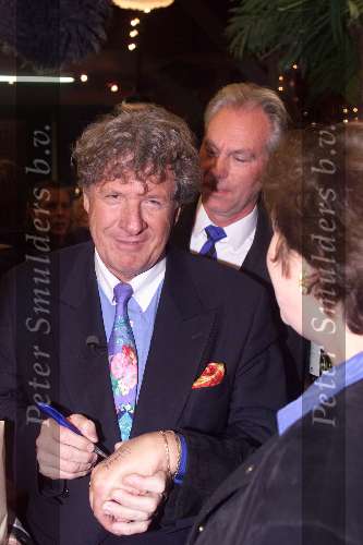 Essen (Belgie) 9 November 1999
Opening nieuwe zaak van Theo Sijthoff .
Willibrord Frequin deelt een handtekening uit.