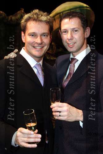 Tilburg, 6 november 2000
Premiere LITTLE SHOP OF HORROR
Albert Verlinde met vriend met glas champagne
