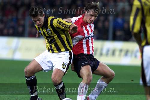 Eindhoven 1 november 2000
PSV-Vitesse 2-0
Arnold Bruggink in duel met Theo Janssen