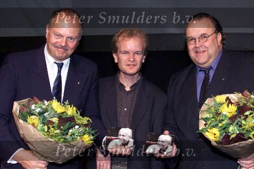 Amsterdam 8 november 2000
Uitreiking CD Toon Hermans in Carre Adam.
Maurice en Gaby Hermans
Maurice met Gaby en de pianist van hun vader Bert v d Brink