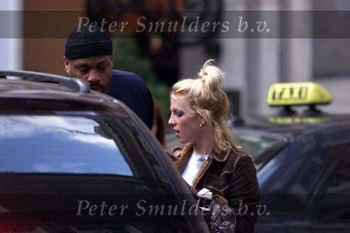 AMSTERDAM 4 november 2000
Britney Spears verlaat met bodygard hotel The Grand.