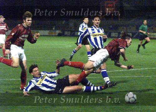 Eindhoven, 25 november 2000
EVV Eindhoven-Excelsior, eindstand 2-3
David Connolly wordt NIET onderuit gehaald en denkt zo een penalty te versieren.
Op de grond John Laponder