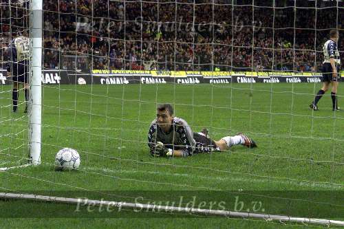 Eindhoven, 12 november 2000.
PSV-Feyenoord, eindstand 1-0
Doelman Dudek is verslagen door Arnold Bruggink