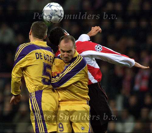 Eindhoven, 9 november 2000
Champions League PSV-Anderlecht, eindstand
Jan Koller mooi aktie  kopbal