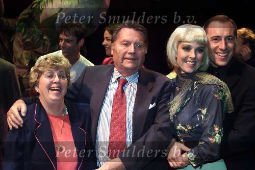Tilburg, 6 november 2000
Premiere LITTLE SHOP OF HORROR
Joke de Kruijff met vriend en ouders