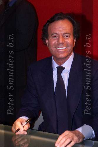 Amsterdam 7 november 2000
Julio Iglesias signeert bij de bijenkorf.