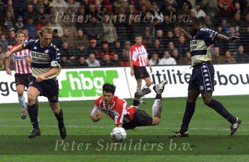 Eindhoven, 12 november 2000.
PSV-Feyenoord, eindstand 1-0
Kezman wordt onderuit gehaald door Ulrich v Gobbel
Links Paul Bosvelt  overtreding