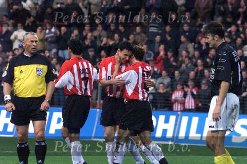 Eindhoven, 26 november 2000
PSV-NAC, eindstand 2-1
Kezman ( maker van 2 doelpunten) wordt hier gefeliciteerd door Mark v Bommel links Dick Jol