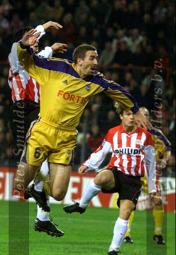 Eindhoven, 9 november 2000
Champions League PSV-Anderlecht, eindstand
RAMZI in kopduel met  LORENZO STAELENS