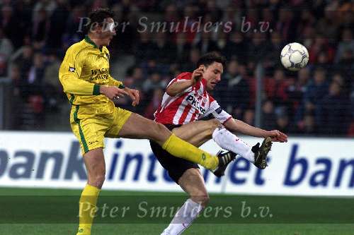 Eindhoven 21 december 2000
PSV-Fortuna
Mark v Bommel in duel met Joost Volmer
Mooie aktie