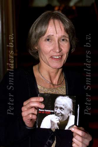 Amsterdam 8 november 2000
Uitreiking CD Toon Hermans in Carre Adam.
Maurice en Gaby Hermans
Maurice met Gaby en de secretaresse van hun vader Mieke v Eeuwijk