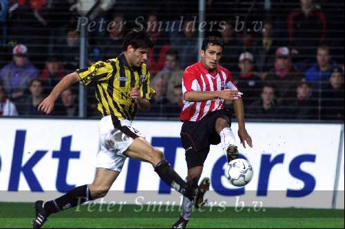Eindhoven 1 november 2000
PSV-Vitesse
Ramzi in duel met Stefanovic.
