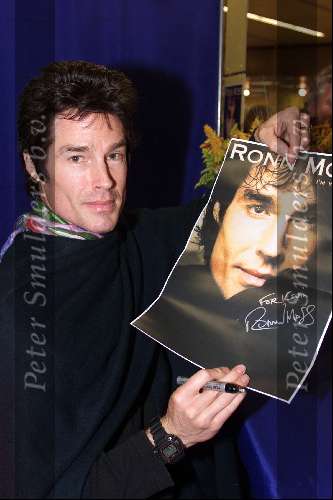 Utrecht, 9 november 2000
Uitreiking CD van Ronn Moss
(Ridge Forrester uit de Bold & the Beautiful)