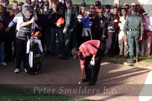 Marbella 12 november 2000
 Golfclub Valderrama American Express Championships.
Tiger Woods  golfen   droppen van bal