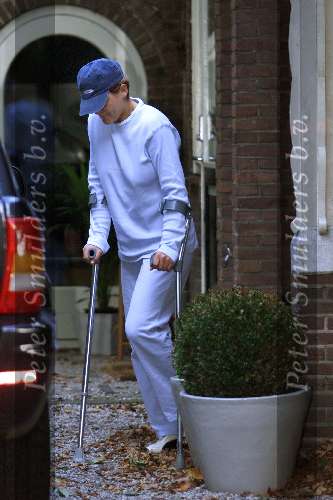 BUSSUM 5 NOVEMBER 2001
Caroline Tensen met gebroken enkel  in gips.