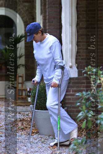 BUSSUM 5 NOVEMBER 2001
Caroline Tensen met gebroken enkel  in gips.