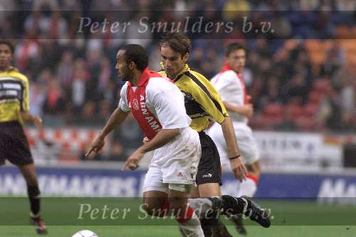 AMSTERDAM 18 NOVEMBER 2001
AJAX-NAC 1-3
Wamberto in duel met Csaba Feher