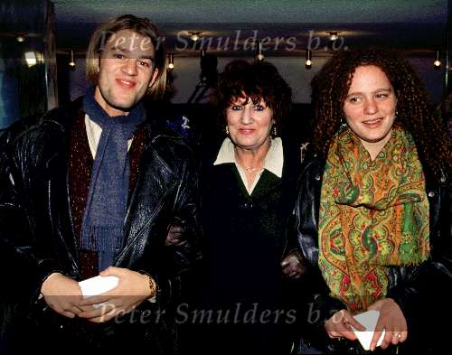 30 januari 1993 Hedy D\\\'ancona met haar dochter en Jasper Krabbe bij de premiere VALS LICHT