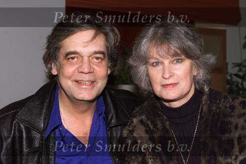 HILVERSUM 29 NOVEMBER 2001
UITREIKING BOEKRADIOPROGRAMMA HERMAN STOK IN HET OMROEPMUSEUM.
Johnny Lion met vrouw