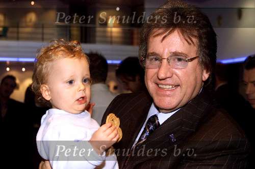Badhoevedorp 22 november 2001
Presentatie van de nieuwe DVD van Lee Towers.
Lee Towers met kleinzoon