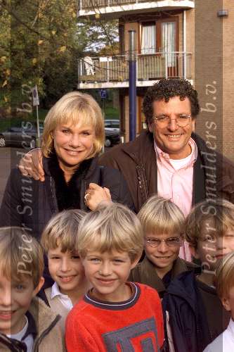 Amersfoort 4 november 2001
Premier Peter Pan met Peter Faber en Vera Mann
Monique v d Ven en Edwin de Vries met hun zoontje en 8 andere kinderen