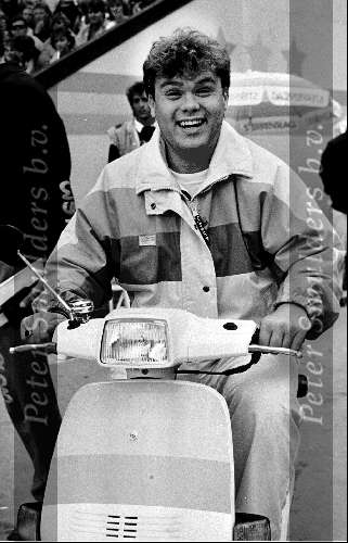 Paul de Leeuw op een scooter tijdesn AVRO Sterrenslag 1987