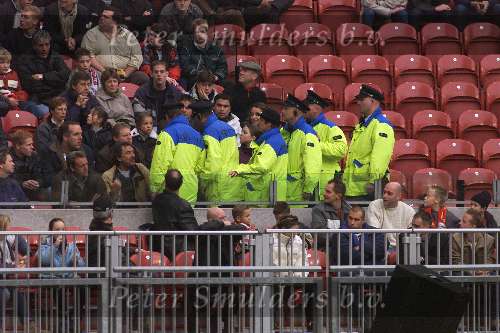 AMSTERDAM 18 NOVEMBER 2001
AJAX-NAC 1-3
politie op de hoofdtribune
Vechtpartij