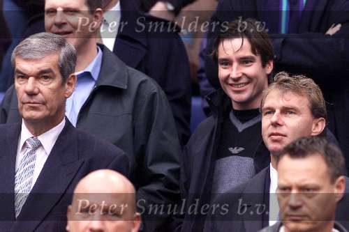 Amsterdam 25 november 2001

AJAX-PSV 1-3
 
Kees Ploegsma en Stan Valckx met sigaret
Peter Smulders bv