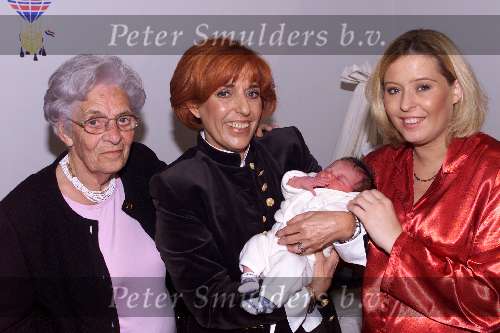 VELDHOVEN 3 NOVEMBER 2001
Threa  Dobbs en haar moeder dochter en kleindochter.