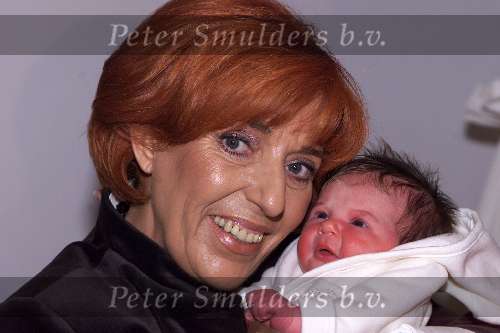 VELDHOVEN 3 NOVEMBER 2001
Threa  Dobbs met kleindochter.