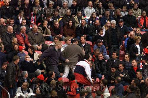 AMSTERDAM 18 NOVEMBER 2001
AJAX-NAC 1-3
vechtpartij op hoofdtribune