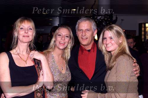 GOUDA 14 november 2001
Premiere Chorusline in stadsschouwburgvan Gouda.
Wilbert Gieske met zijn dochters en zijn ex vrouw