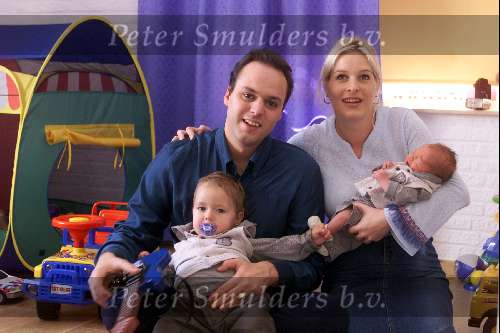 Fijnaart 10 Oktober 2002
Geboorte zoon van Mariska Bauer en Frans Bauer.
Op de foto met hun pas geborene Jan en hun oudste zoon..