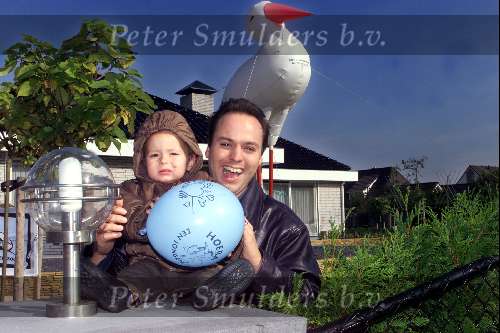 Fijnaart 10 Oktober 2002
Geboorte zoon van Mariska Bauer en Frans Bauer.
Op de foto met hun pas geborene Jan