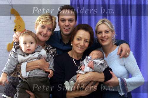 Fijnaart 10 Oktober 2002
Geboorte zoon van Mariska Bauer en Frans Bauer.
Op de foto met hun pas geborene Jan en hun oudste zoon..
en de beide oma\\\'s