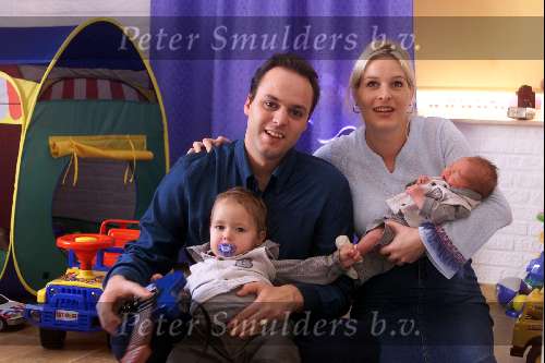 Fijnaart 10 Oktober 2002
Geboorte zoon van Mariska Bauer en Frans Bauer.
Op de foto met hun pas geborene Jan en hun oudste zoon..
