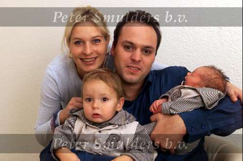 Fijnaart 10 Oktober 2002
Geboorte zoon van Mariska Bauer en Frans Bauer.
Op de foto met hun pas geborene Jan en hun oudste zoon..
