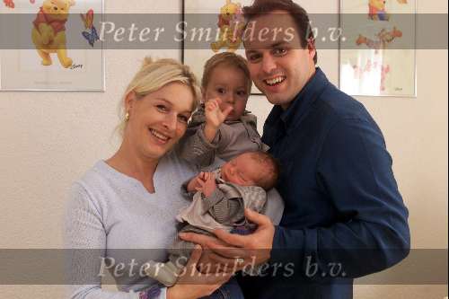 Fijnaart 10 Oktober 2002
Geboorte zoon van Mariska Bauer en Frans Bauer.
Op de foto met hun pas geborene Jan en hun oudste zoon..