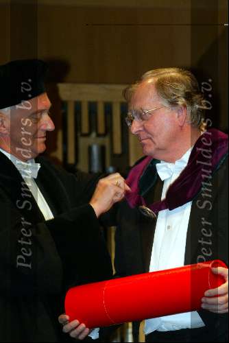 Amsterdam 18 oktober 2002
Huub oosterhuis krijgt eredoctoraat .