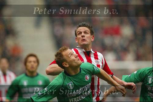 Eindhoven 17 november 2002
PSV-Feyenoord 1-2
Rzasa in duel met Jen Vennegoor of Hesselink