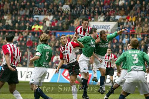 Eindhoven17 november 2002
PSV- Feyenoord 1-2
Jan Vennegoor of Hesselink in duel met Brett Emmerton Wilfred Bouma Patrick Pauwe