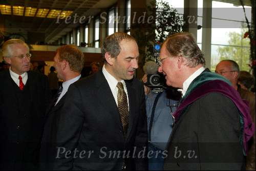 Amsterdam 18 oktober 2002
Huub oosterhuis krijgt eredoctoraat .
Job Cohen