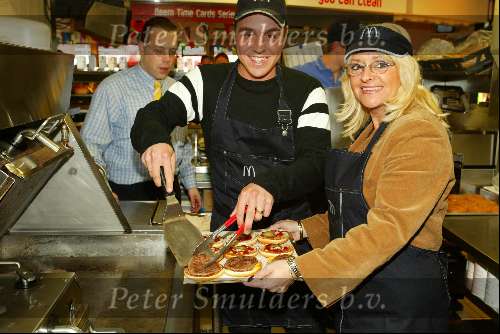 Rosmalen 19 oktober 2002
Corry Konings en Johan Heuser bij Mc Donalds werken