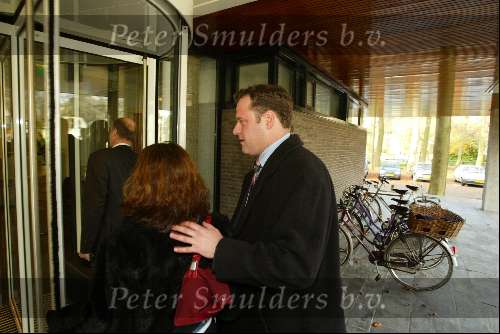 Hilversum 14 november 2002
Rechtzaak Katja Schuurman . Advocaat en manager Katja bij Rechtbank Hilversum